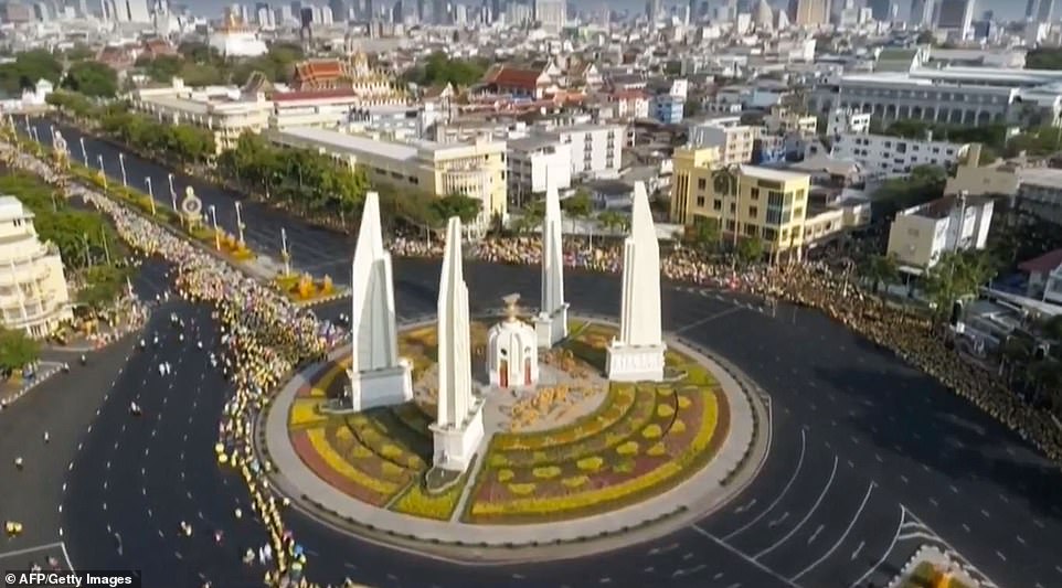 11390-6994403-An_aerial_view_of_Democracy_Monument_with_crowds_gathered_waitin-a-5_1557080758781.jpg
