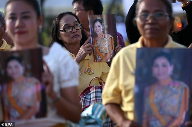 3258-7099327-Many_fans_gathered_at_Sanam_Luang_close_to_the_Grand_Palace_in_B-a-12_1559571490483.jpg
