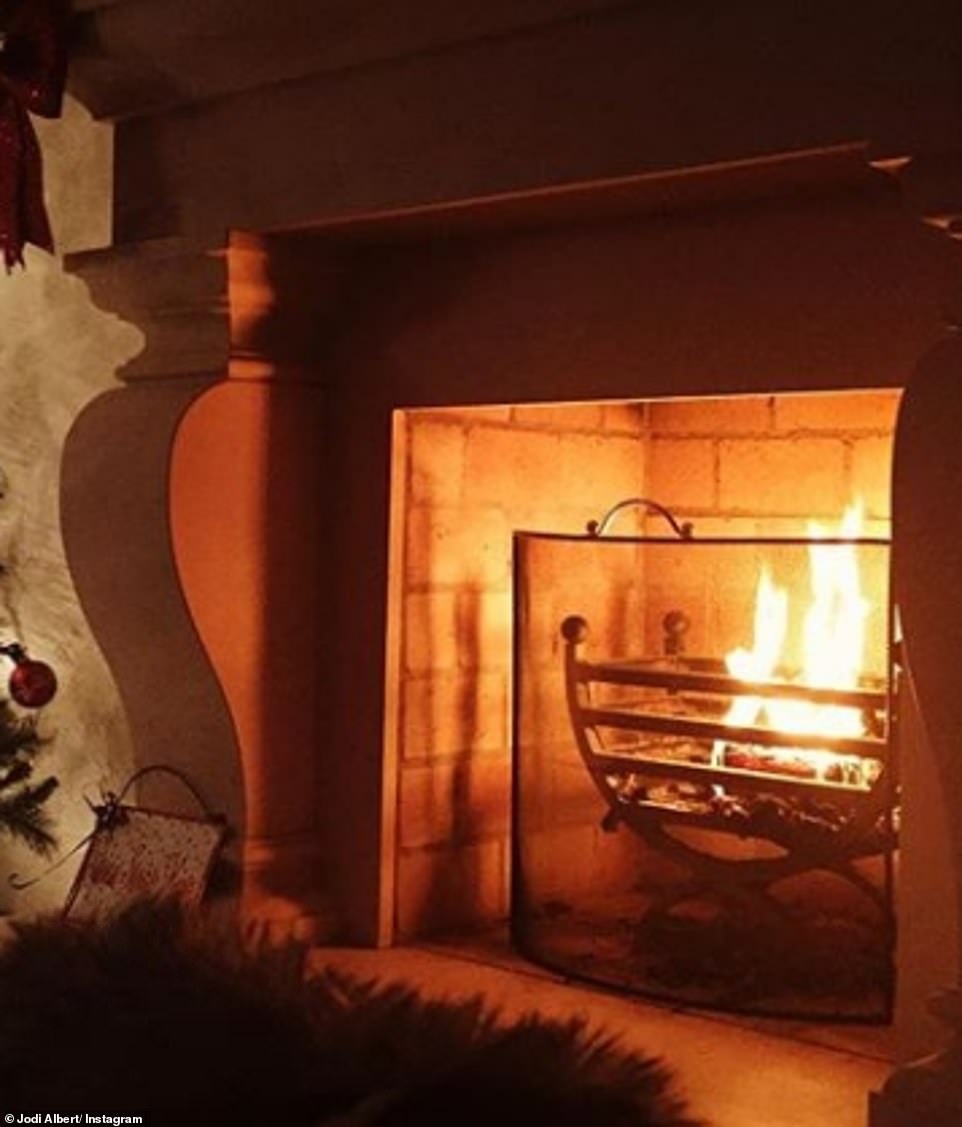 618-6602541-Warm_The_couple_also_own_a_stunning_open_fire_place_which_adds_a-a-163_1547729682832.jpg
