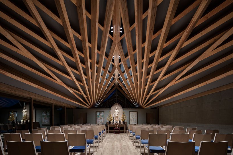 buddhist-temple-in-japan-expresses-radiating-timber-roof-structure-designboom-1.jpg
