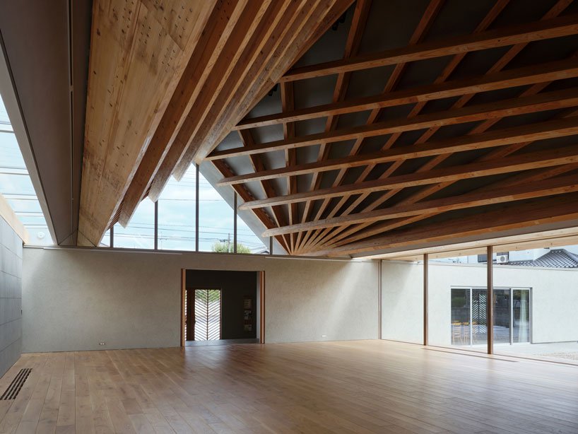 buddhist-temple-in-japan-expresses-radiating-timber-roof-structure-designboom-3.jpg
