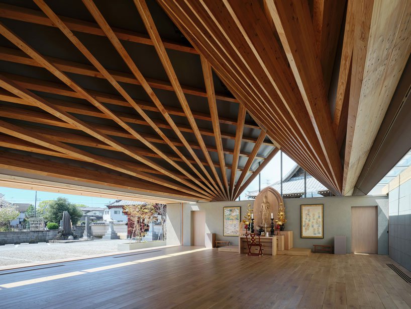 buddhist-temple-in-japan-expresses-radiating-timber-roof-structure-designboom-4.jpg