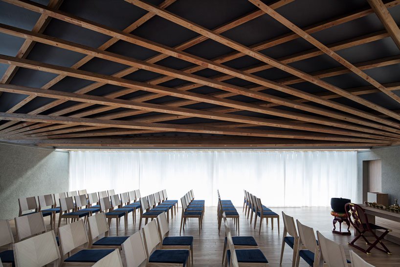 buddhist-temple-in-japan-expresses-radiating-timber-roof-structure-designboom-5.jpg