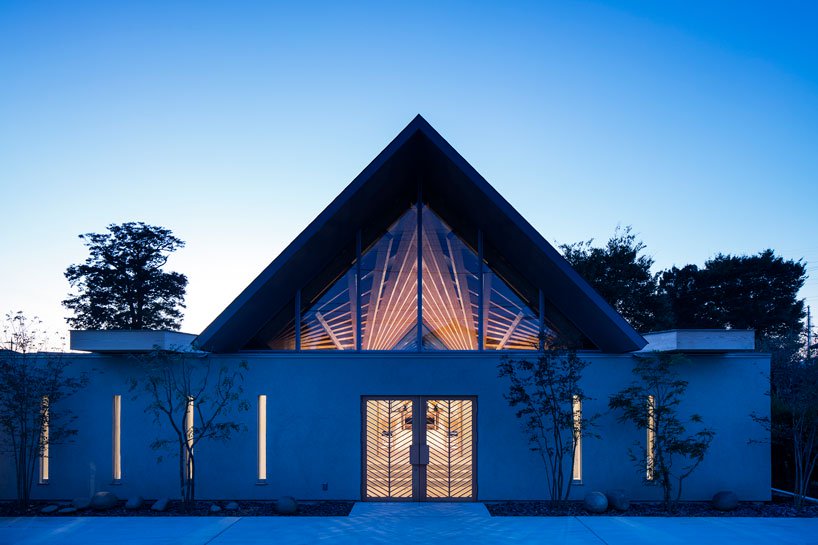 buddhist-temple-in-japan-expresses-radiating-timber-roof-structure-designboom.jpg