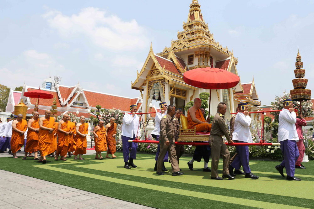 king-attends-cremation-of-leicester-city-owner-vichai-the-nation-1.jpg