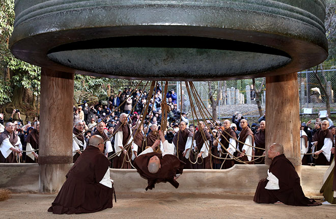 o-buddhist-priests-rehearse-ringing-gigantic-new-years-bellefbc9athe-asahi-shimbun-asahi-shimbun.jpg