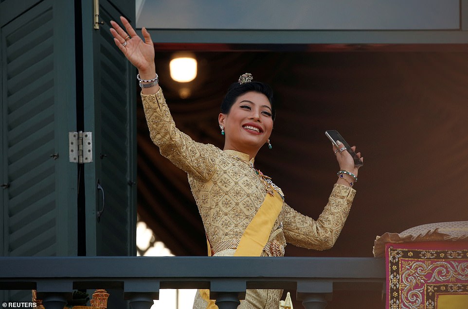 thai-king-and-his-new-bride-wave-from-the-balcony-of-bangkoks-grand-palace-daily-mail-1.jpg