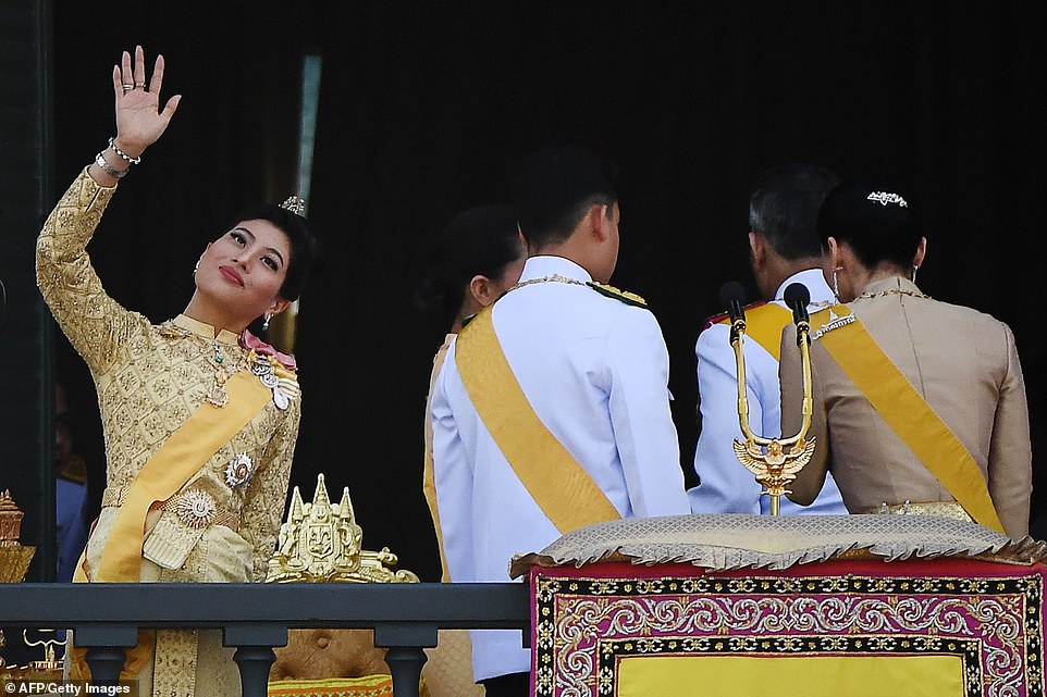 thai-king-and-his-new-bride-wave-from-the-balcony-of-bangkoks-grand-palace-daily-mail-11.jpg