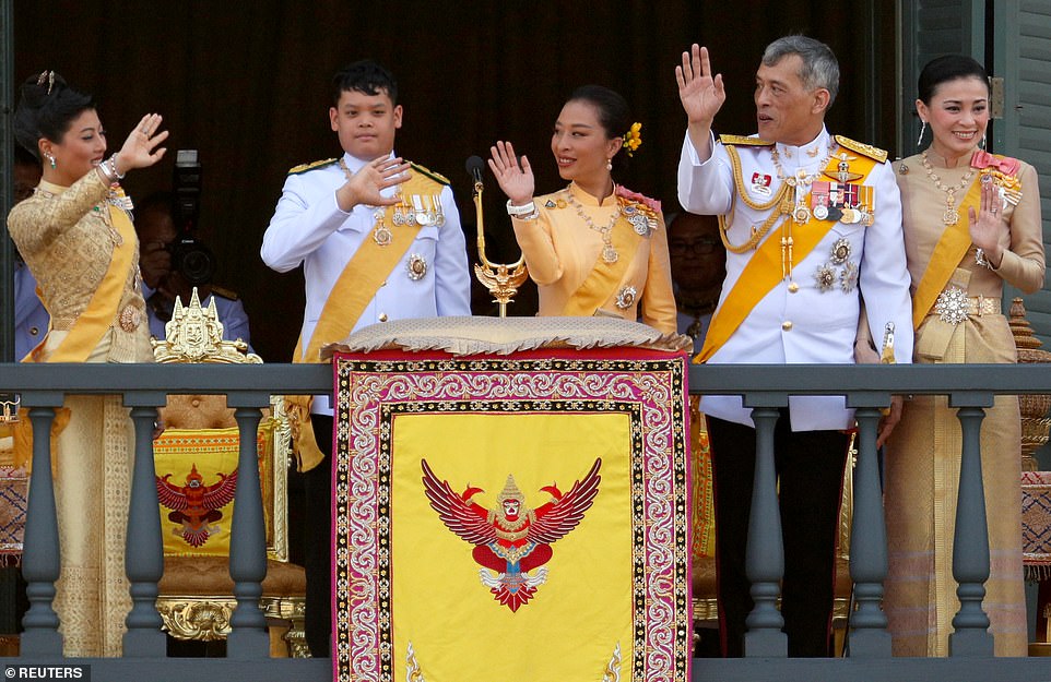 thai-king-and-his-new-bride-wave-from-the-balcony-of-bangkoks-grand-palace-daily-mail-13.jpg
