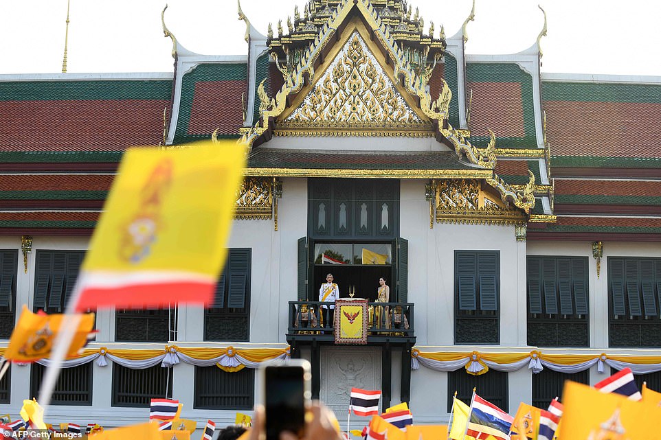thai-king-and-his-new-bride-wave-from-the-balcony-of-bangkoks-grand-palace-daily-mail-16.jpg