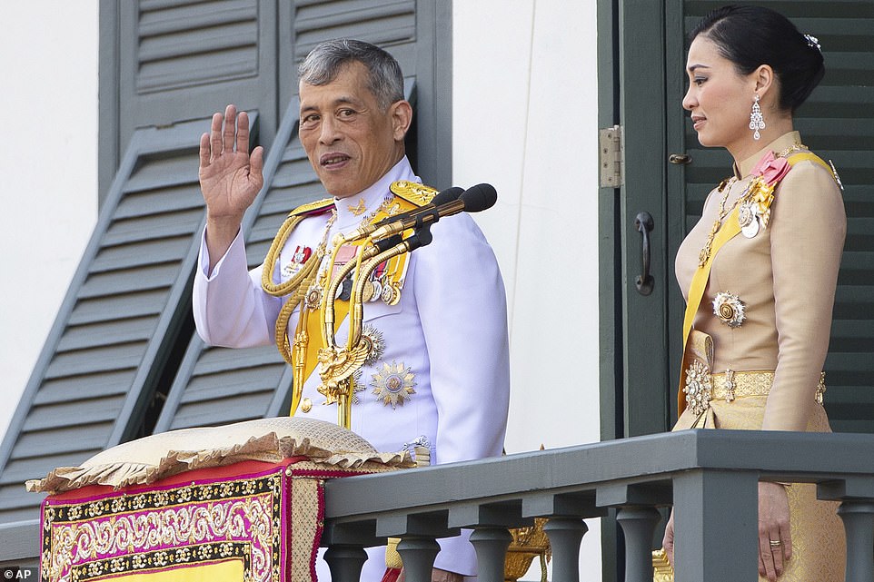 thai-king-and-his-new-bride-wave-from-the-balcony-of-bangkoks-grand-palace-daily-mail-17.jpg