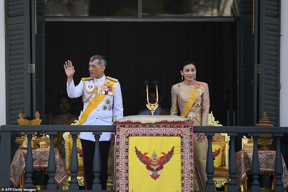 thai-king-and-his-new-bride-wave-from-the-balcony-of-bangkoks-grand-palace-daily-mail-2.jpg