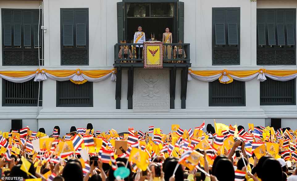 thai-king-and-his-new-bride-wave-from-the-balcony-of-bangkoks-grand-palace-daily-mail-3.jpg