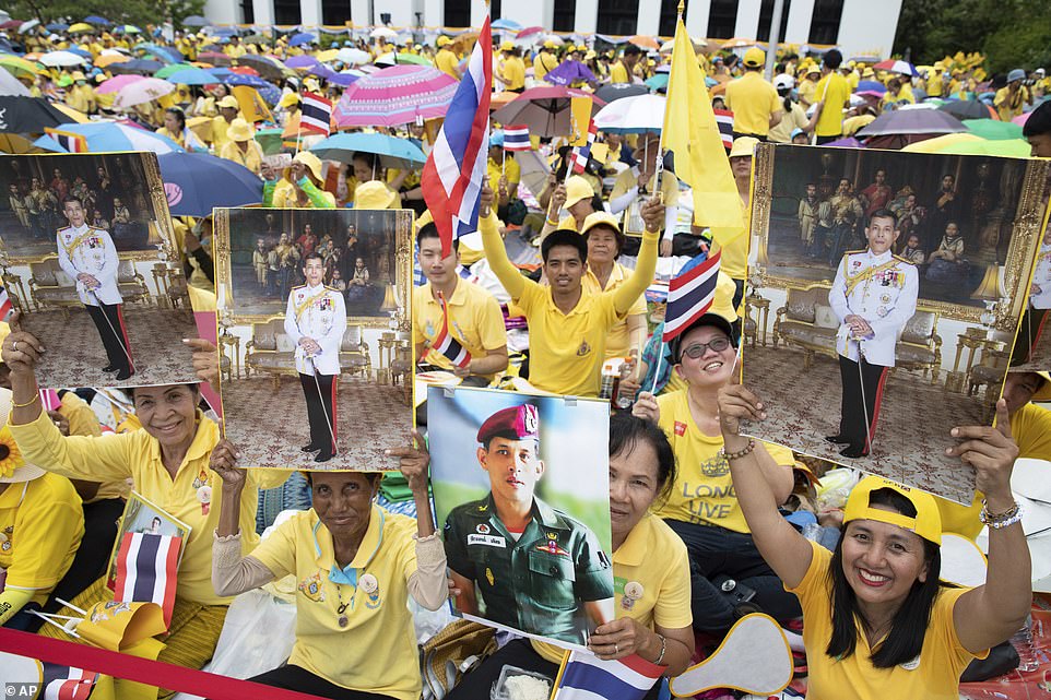 thai-king-and-his-new-bride-wave-from-the-balcony-of-bangkoks-grand-palace-daily-mail-5.jpg