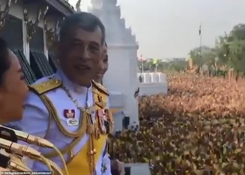 thai-king-and-his-new-bride-wave-from-the-balcony-of-bangkoks-grand-palace-daily-mail-6.jpg