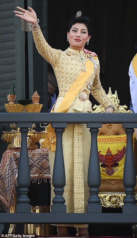 thai-king-and-his-new-bride-wave-from-the-balcony-of-bangkoks-grand-palace-daily-mail-7.jpg