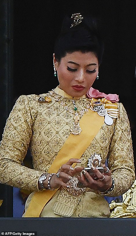 thai-king-and-his-new-bride-wave-from-the-balcony-of-bangkoks-grand-palace-daily-mail-8.jpg