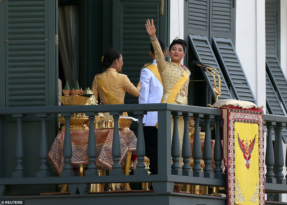 thai-king-and-his-new-bride-wave-from-the-balcony-of-bangkoks-grand-palace-daily-mail-9.jpg