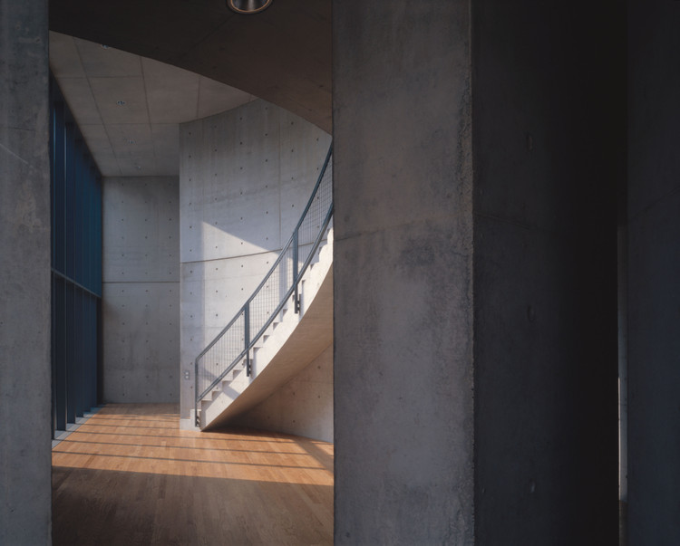 when-sunlight-meets-tadao-andos-concrete-archdaily.jpg